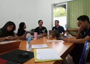 Diskusi pengerjaan SEO dalam tim marketing