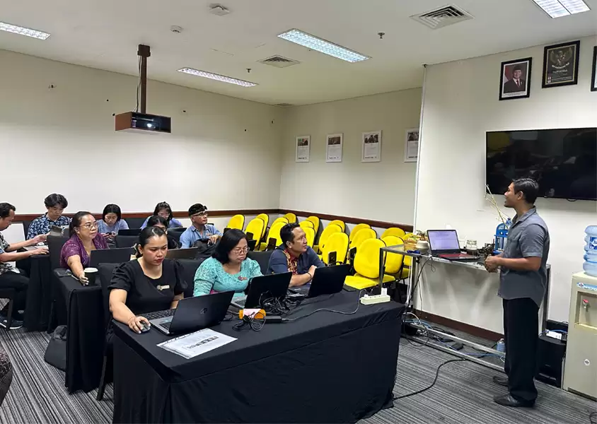 Instruktur Menyampaikan Materi Pelatihan