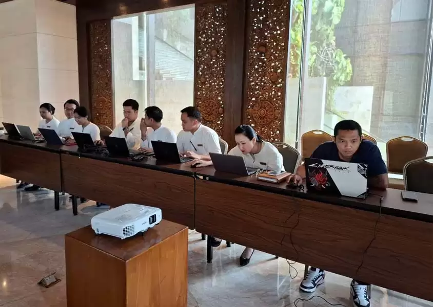 Peserta Pelatihan Berlatih Sesuai Materi