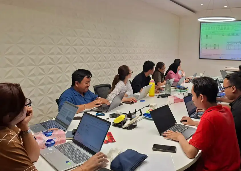 Karyawan Kohinoor Group mengikuti sesi praktik Excel Intermediate dengan fokus pada pengolahan data dan penggunaan formula Excel