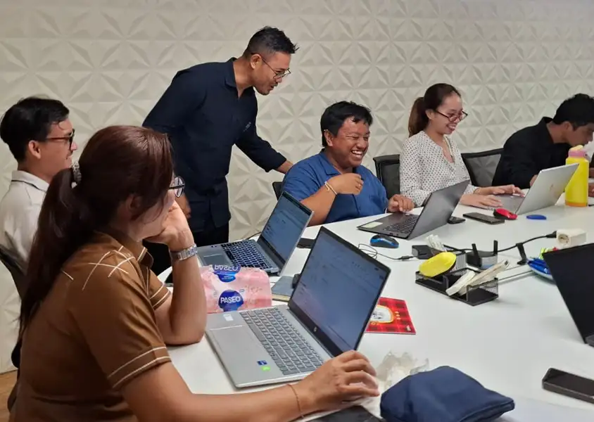 Instruktur memberikan pendampingan langsung kepada peserta saat mengerjakan studi kasus Microsoft Excel Intermediate di Kohinoor Group