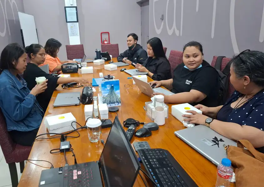 Peserta pelatihan berdiskusi dan mengerjakan studi kasus Google Sheets Intermediate yang mencakup fungsi logika, lookup, dan pengolahan data untuk kebutuhan ope