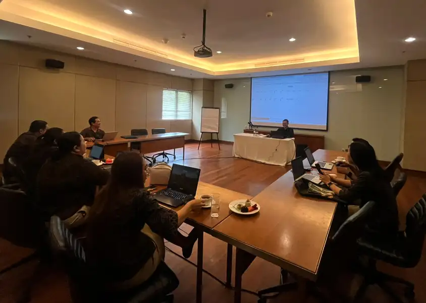 Suasana pelaksanaan kegiatan belajar mengajar yang kondusif pada program In House Training Excel Intermediate untuk kebutuhan operasional perhotelan di Maya Res