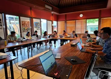 Peserta mengikuti pre test sebelum mengikuti In House Training Microsoft Excel Basic di Coral Triangle Center.