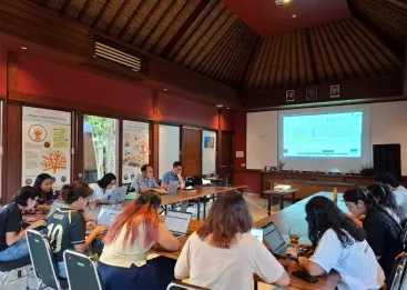 Suasana pelatihan Microsoft Excel Basic dengan peserta mengerjakan latihan menggunakan laptop di Coral Triangle Center.