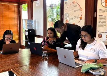 Trainer mendampingi peserta secara langsung saat praktik Microsoft Excel Basic pada In House Training Coral Triangle Center.