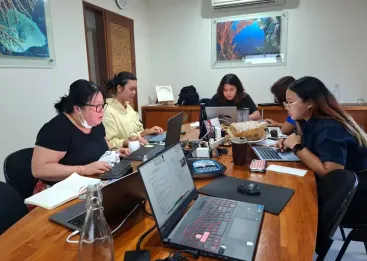 Peserta mengerjakan post test sebagai evaluasi akhir In House Training Microsoft Excel Basic Coral Triangle Center.